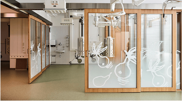 På det nya Barnsjukhuset i Helsingfors är de utvalda materialen naturliga och inbjudande.  