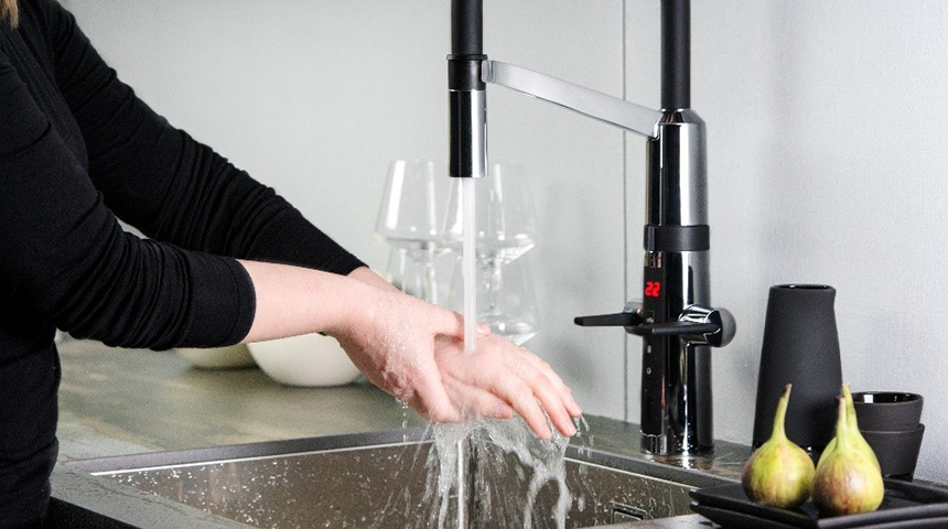 Oras Optima kjøkkenkran har to spaker - en for varmt og en for kaldt vann. Når du bruker berøringsfri funksjon, kan vanntemperaturen stilles inn på forhånd til en temperatur som er egnet for håndvask.