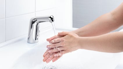 5521F_555F_Medipro_hands_3_landscape_hospitals focus on hygiene_860x480