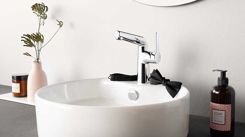 Oras Inspera washbasin faucet combined with a vessel sink with integrated faucet installation hole. 