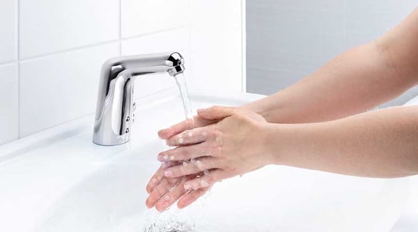 Beröringsfria blandare ger tydligt förbättrad handhygien jämfört med manuella ettgreppsblandare. 