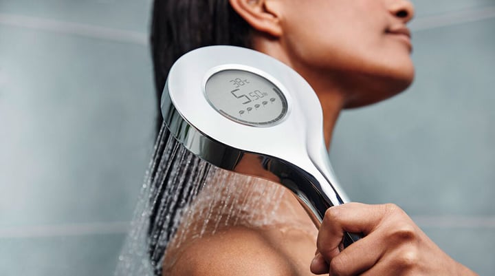 Duši all käies kasutame kuni 80 liitrit vett. Orase uus digitaalne käsidušš aitab muuta duši all käimise harjumusi.
