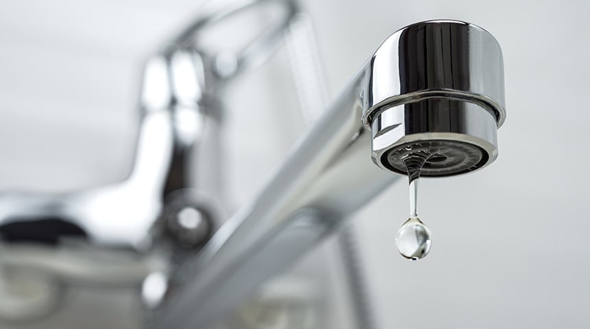 Faucet is leaking – should you repair it or buy a new one? 