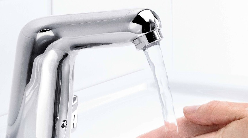 Laminar water flow means there is no aerator in the faucet that would cause water to mix with air.