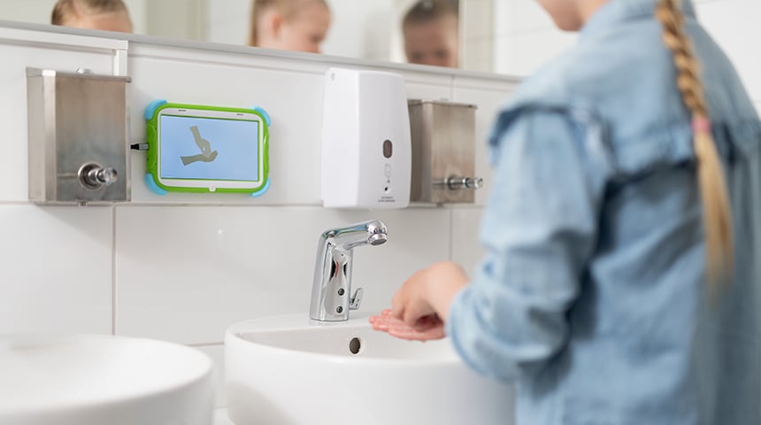 The setup measures washing and soaping time and guides children through their handwashing routine via playful animations.