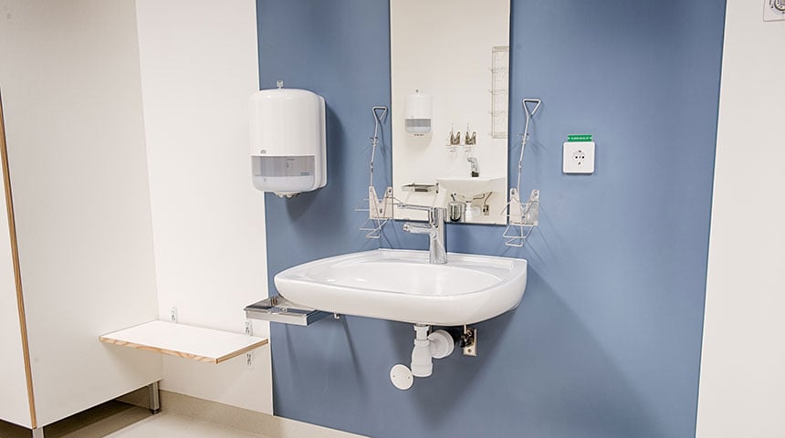 Patient room with Oras Medipro washbasin faucet