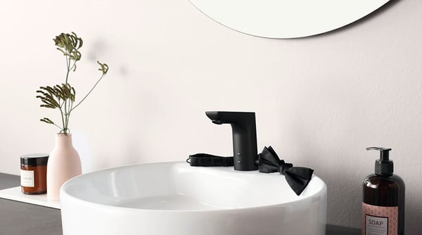 Bekontakčiai juodos matinės spalvos maišytuvai ne tik užtikrina didesnę vonios kambario higieną, bet ir padeda sumažinti suvartojamo vandens kiekį.