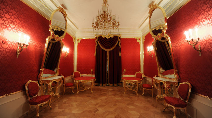 Teatret huser Bolsjoj-akademiet, som er en verdensberømt ballettskole.