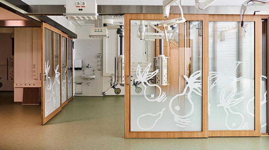 The Moomins, the Finnish archipelago and the sea are important themes in the interior decoration. Nature can also be seen through the windows: the patient rooms of the upper floors have a wonderful view far out to the sea.