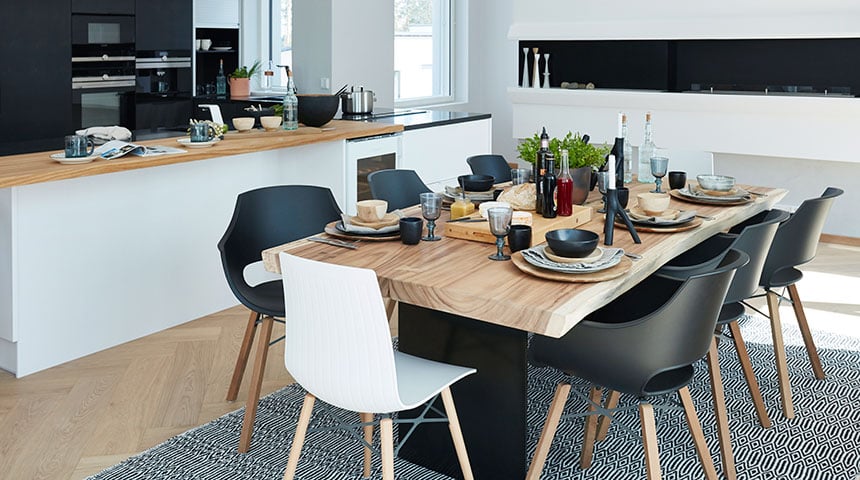 U-shaped kitchen with ALESSI Sense by Oras kitchen faucet