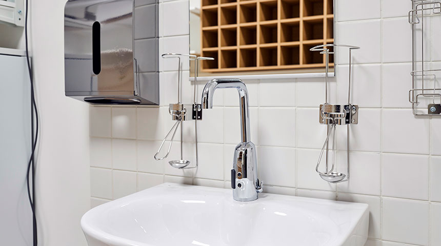 Oras has over thirty years' experience in producing touch-free taps. The taps' surfaces have been designed so that they are easy to keep clean, which also increases the level of hygiene.
