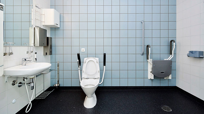 Potilashuoneen kylpuhuone, jossa Oras Safira 1096F desinfektiopesun kestävällä Oras Bidetta -käsisuihkulla.