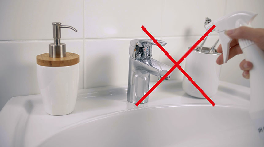 Bruk aldri sprayflaske med vaskemiddel direkte på kranene