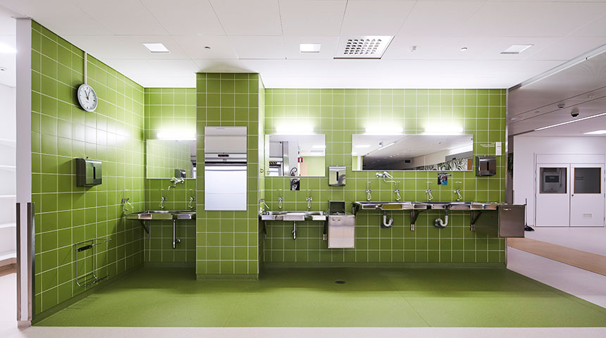The surgical hand washing station offers something for everyone: different taps for different preferences.