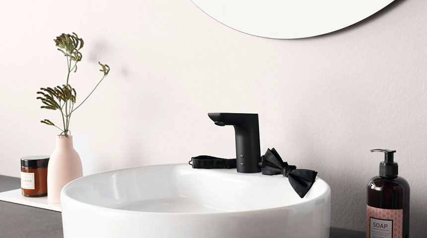 https://stories.oras.com/hubfs/Products/Matt%20black%20faucets/Oras-Electra_HANSALIGNA_smart_touchless_matte_black_block_860x480.jpg#keepProtocol